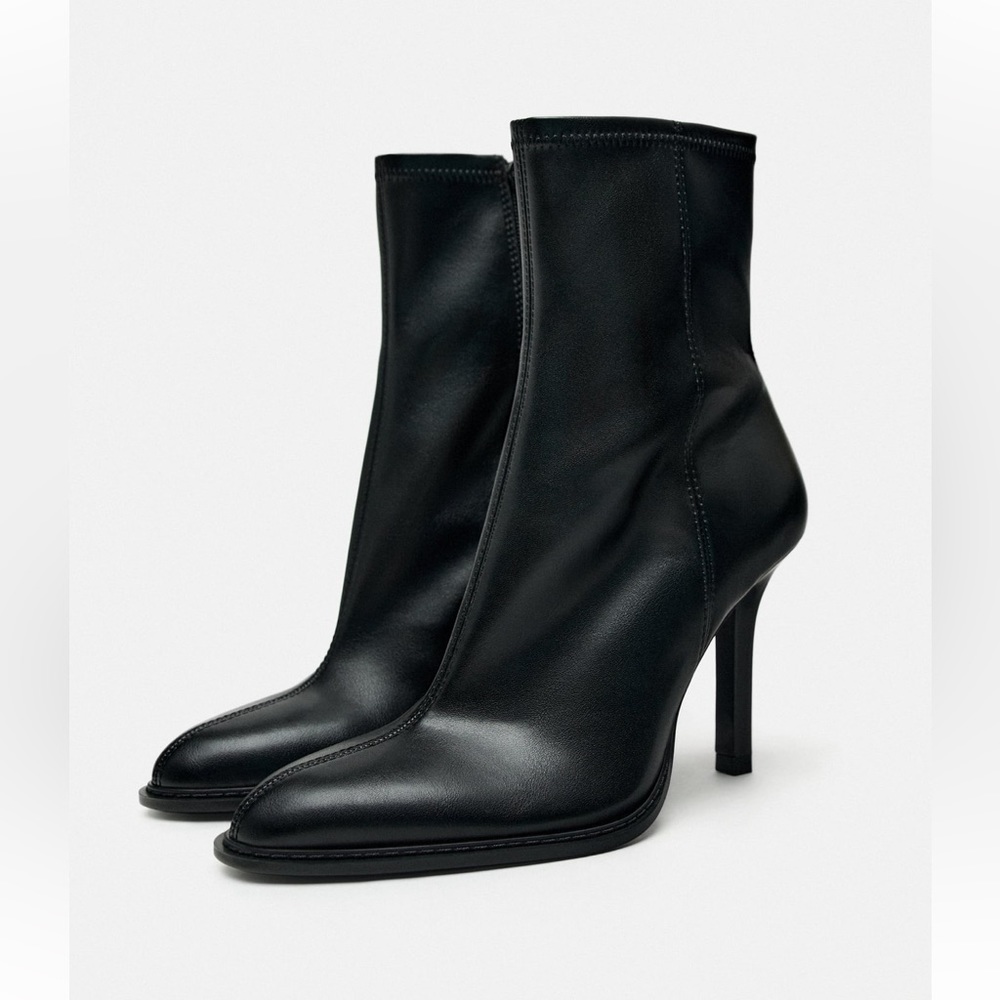 ✨SALE✨ ZARA HEELED STRETCH ANKLE BOOTS
✨SALE✨